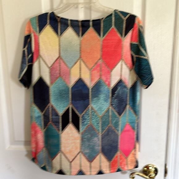 Exclusive size, small geometric design, short sleeve top lightweight - Picture 3 of 6